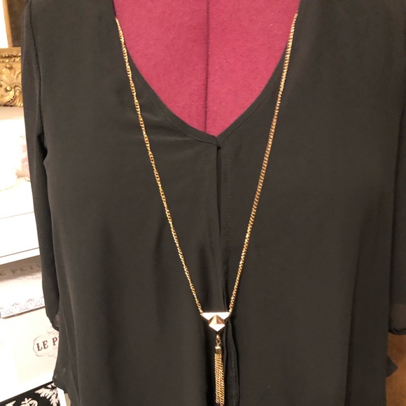 Black top with gold necklace - Picture 3 of 7